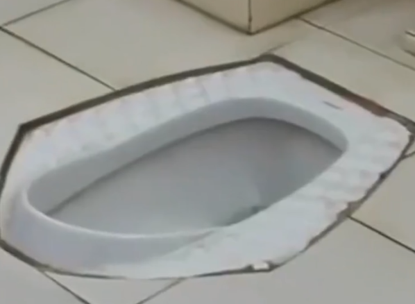 女人梦见自己拉大便